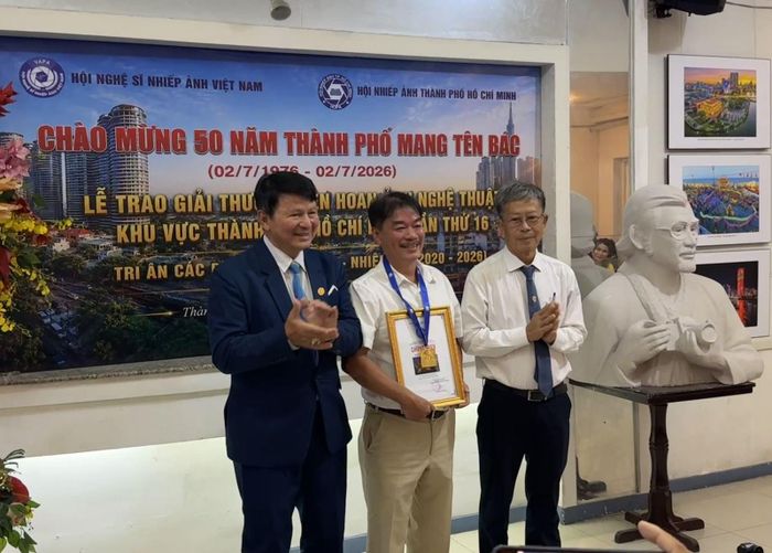 Tác giả Lê Anh Tuấn nhận Huy chương Vàng và chứng nhận của ban tổ chức.