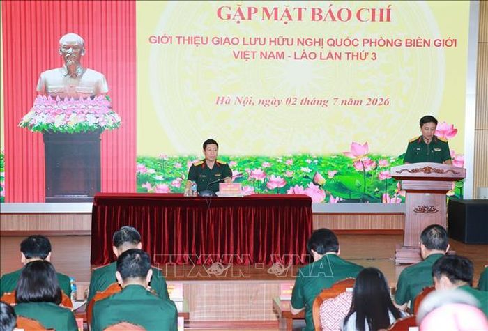 Cán bộ Tổng cục Chính trị QĐND Việt Nam thông tin về Giao lưu Hữu nghị Quốc phòng biên giới Việt Nam - Lào lần thứ 3. Ảnh: Trọng Đức/TTXVN