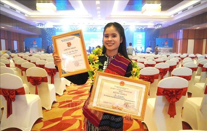 Hồ Thị Thiết, người Bru - Vân Kiều, ở thôn Chênh Vênh, xã Hướng Phùng (Quảng Trị) vinh dự là một trong 20 gương mặt điển hình nhận Giải thưởng “Gương mặt trẻ tiêu biểu tỉnh Quảng Trị” lần thứ I. Ảnh: Võ Dung/TTXVN