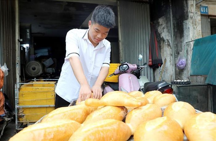 Em Đào Tùng Dương phụ giúp mẹ trong công việc hàng ngày. Ảnh: Thế Duyệt/TTXVN
