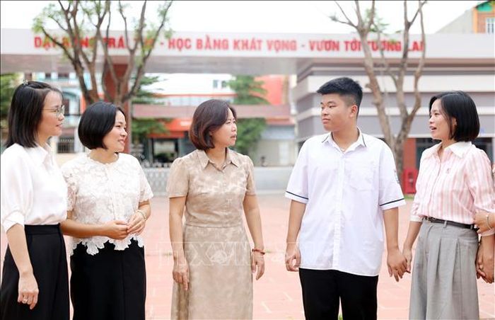 Em Đào Tùng Dương chia sẻ niềm vui với các thầy cô trong Trường THPT Văn Giang sau khi biết điểm tại kỳ thi tốt nghiệp THPT năm 2026. Ảnh: Thế Duyệt/TTXVN