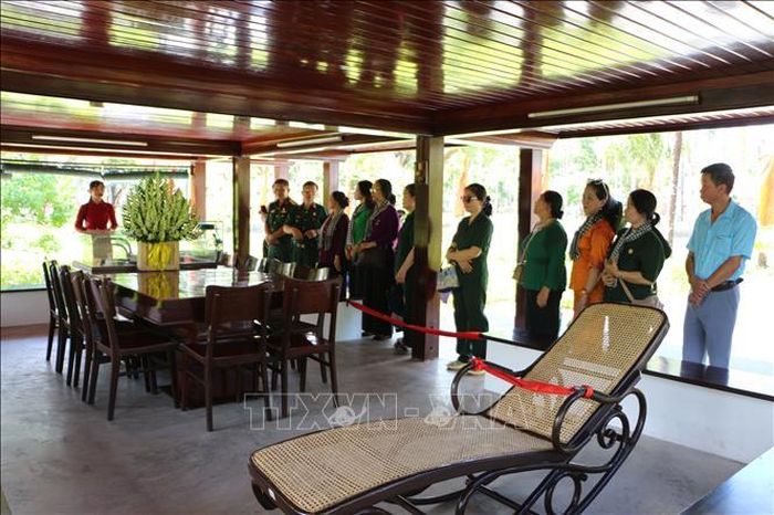 Mô hình Nhà sàn Bác Hồ tại Khu di tích quốc gia đặc biệt Mộ Cụ Phó bảng Nguyễn Sinh Sắc là nơi gửi gắm tình cảm của người dân Đồng Tháp dành cho Bác Hồ. Ảnh: Hồng Thái/TTXVN