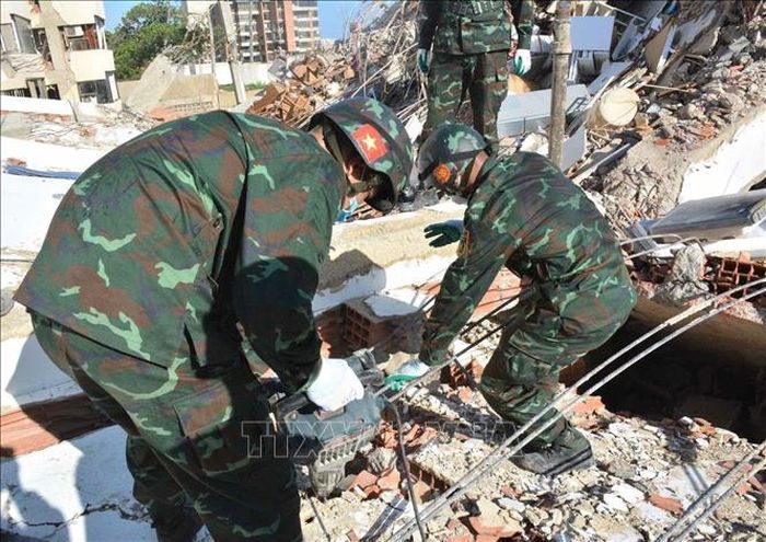 Lực lượng cứu hộ tìm kiếm nạn nhân trong đống đổ nát. Ảnh: TTXVN phát