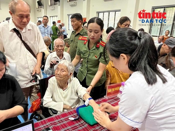 Cụ Trần Thị Sào, 94 tuổi, trú tại phường Láng, TP Hà Nội được người thân đưa đến điểm thu nhận ADN với mong muốn tìm lại em trai ruột là liệt sĩ.