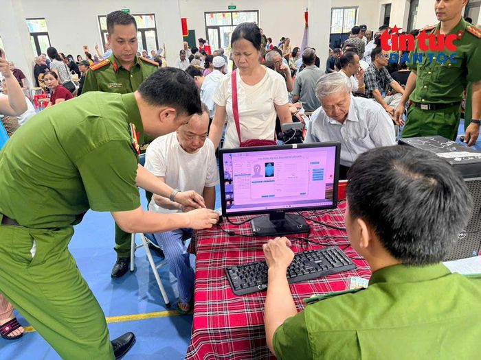 Công tác thu nhận mẫu ADN được thực hiện theo quy trình thống nhất, gồm kiểm tra, xác thực thông tin, lấy dấu vân tay, thu nhận mẫu sinh phẩm máu và số hóa dữ liệu.