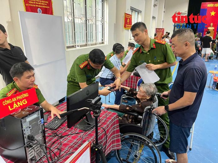 Cán bộ Công an thực hiện quy trình thu nhận ADN phục vụ công tác tìm kiếm liệt sĩ.