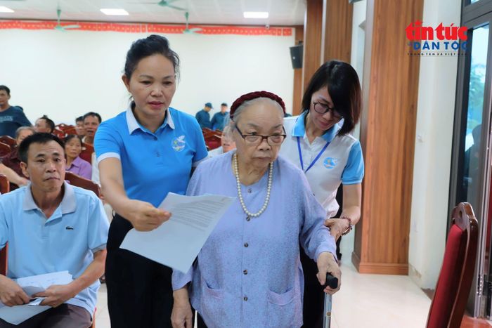 Cụ Nguyễn Thị Nhung không nén được tiếng thở dài đầy hoài niệm khi nhắc về hai người em trai từng lên đường ra tiền tuyến.