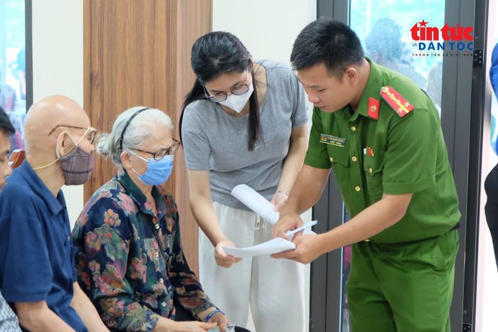 Chiến sĩ công an tận tình hướng dẫn người dân làm thủ tục.