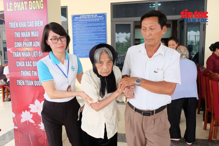 Cụ Nguyễn Thị Xuân có mặt từ sớm tại Nhà văn hóa thôn Cổ Điển.