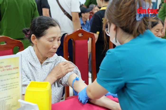 Nhân viên y tế thực hiện lấy mẫu xét nghiệm cho người dân.
