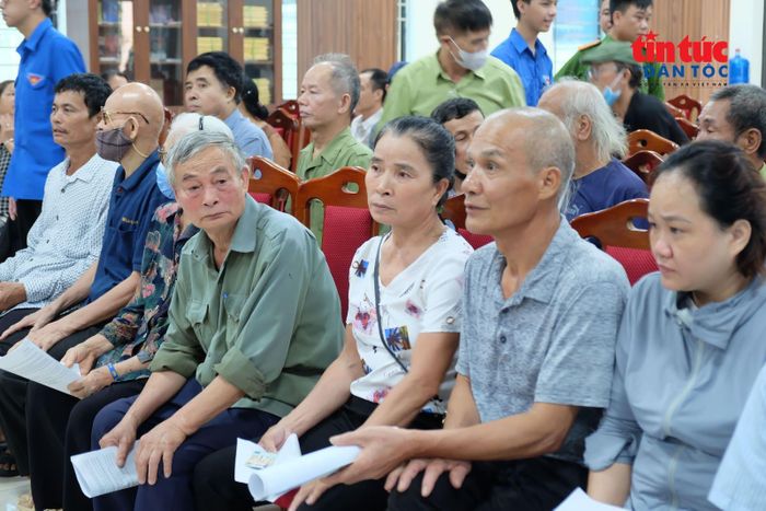 Đông thân nhân liệt sĩ kiên nhẫn chờ đợi đến lượt cung cấp mẫu sinh phẩm.