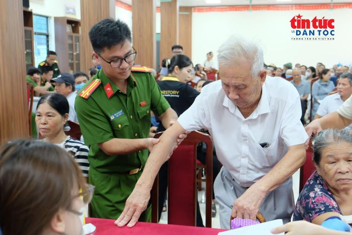 Lực lượng công an xã trực tiếp hỗ trợ thân nhân liệt sĩ cao tuổi.