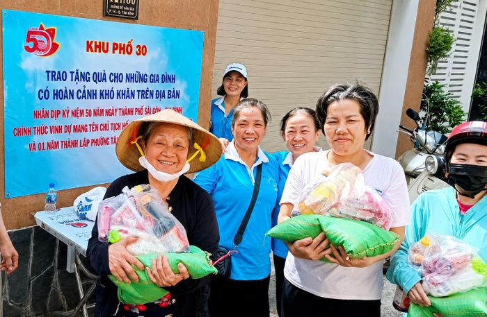 Người dân phường Tân Bình có hoàn cảnh khó khăn nhận những phần quà ý nghĩa trong dịp này.