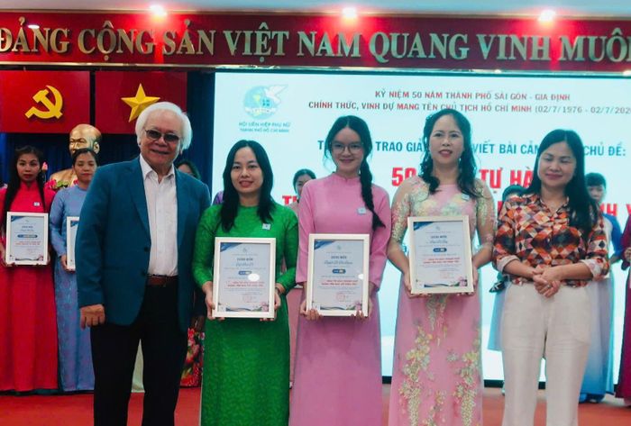 Các tác giả vui mừng nhận giải nhân Kỷ niệm 50 năm Ngày thành phố Sài Gòn - Gia Định mang tên Bác.
