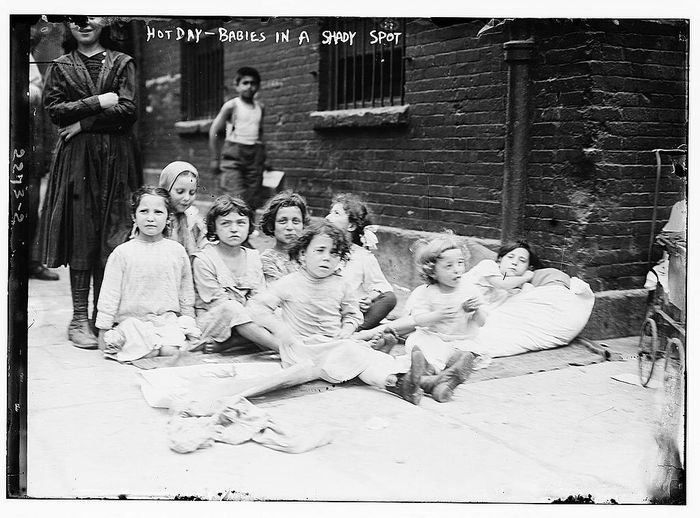 Trẻ em tìm chỗ trú mát trong đợt nắng nóng ngày 4/7/1911 tại thành phố New York. Ảnh: Wikipedia