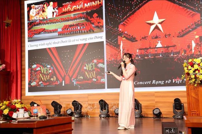 Thí sinh Lê Thị Hoàng Vy (Đảng ủy Các cơ quan Đảng tỉnh) trình bày phần thi tại Hội thi Báo cáo viên, tuyên truyền viên giỏi tỉnh Khánh Hòa năm 2026.