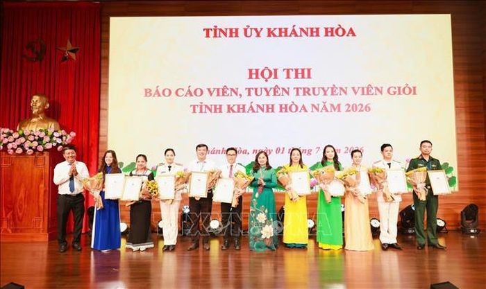 Các thí sinh đạt giải chụp ảnh lưu niệm cùng lãnh đạo tỉnh Khánh Hòa.