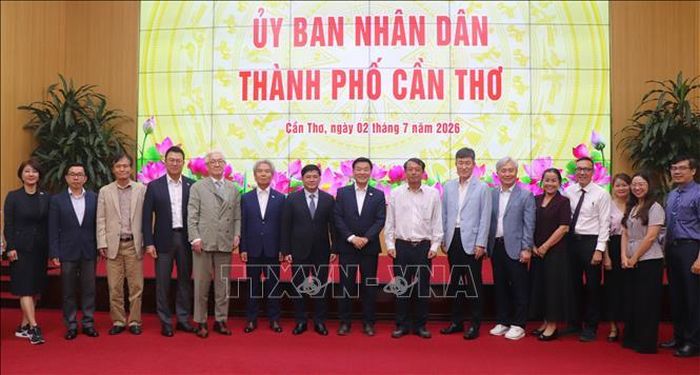 Các đại biểu chụp ảnh lưu niệm.