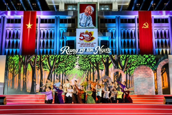 Nhiều ca khúc ca ngợi Chủ tịch Hồ Chí Minh, tình yêu quê hương, đất nước và khát vọng phát triển của TP Hồ Chí Minh được thể hiện trong chương trình.