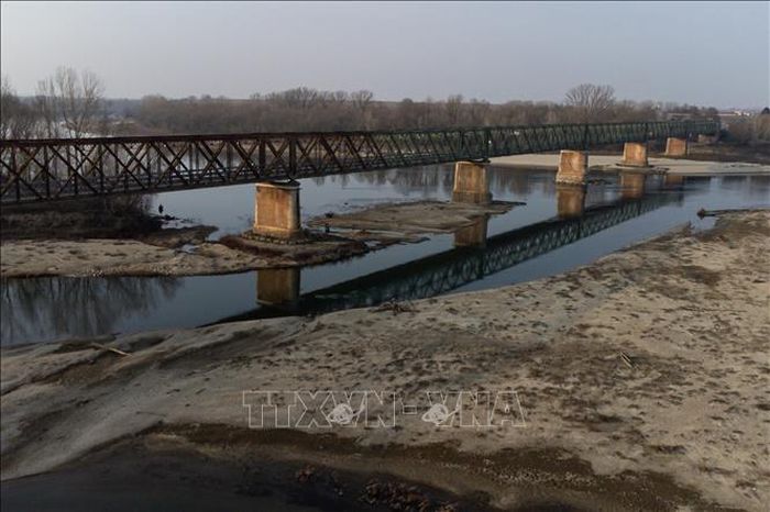 Lòng sông Po khô cạn do hạn hán, tại Ponte della Becca, Linarolo, Italy. Ảnh: AFP/TTXVN