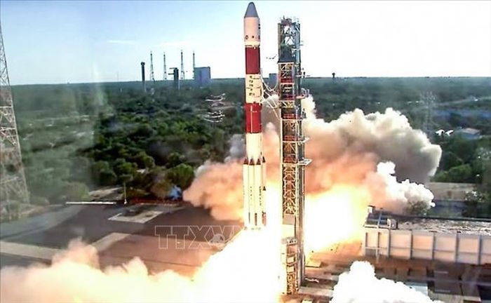 Tên lửa đẩy rời bệ phóng tại Trung tâm vũ trụ Satish Dhawan trên đảo Sriharikota, bang Andhra Pradesh, Ấn Độ. Ảnh tư liệu: ANI/TTXVN