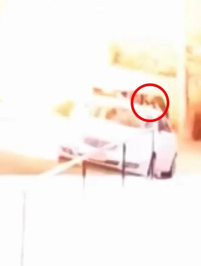Clip ghi lại cảnh Mary “Jeanna” Menna bước ra khỏi xe chỉ vài giây trước khi bị sét đánh. Nguồn: Instagram/mariettapolicedepartment