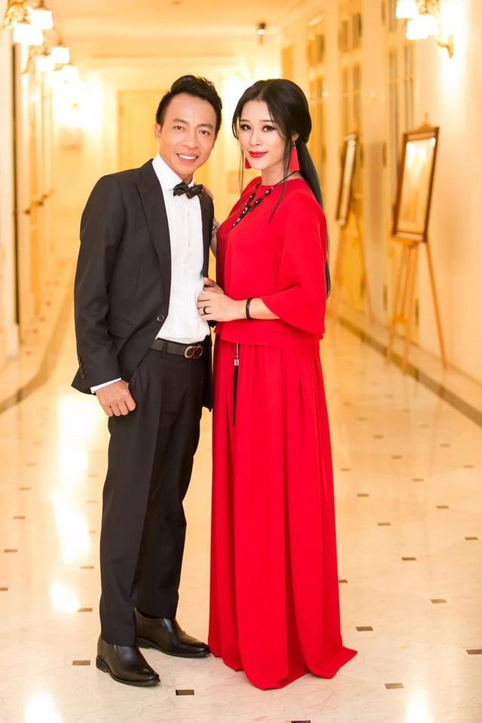 Việt Hoàn và vợ cũ từng khiến nhiều người tiếc nuối khi thông báo ly hôn, cả hai chia tay trong hòa bình, vẫn cùng nhau chăm sóc con cái.