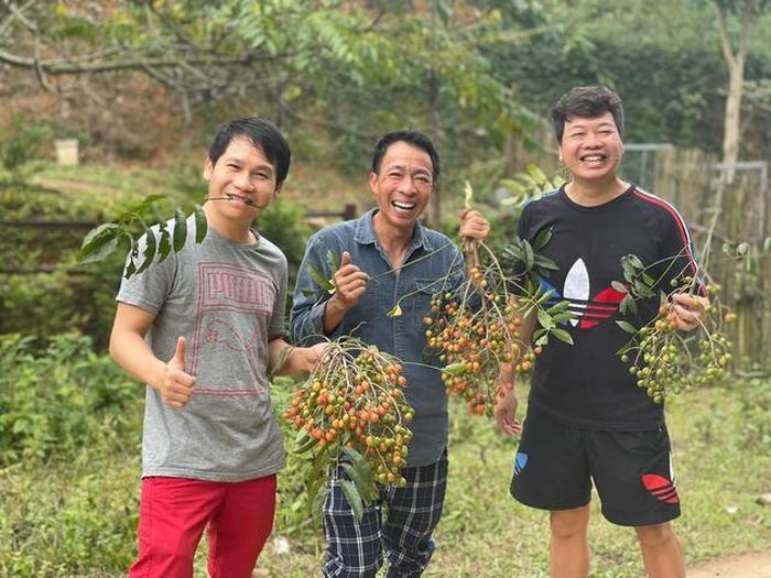 Nam nghệ sĩ có mối quan hệ thân thiết với Trọng Tấn, Đăng Dương, tạo nên "bộ ba nhạc đỏ" đình đám.
