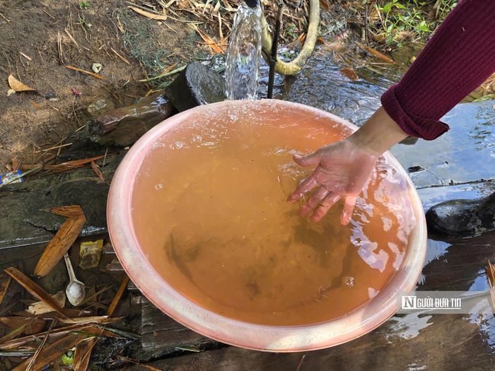 Người dân trong thôn hiện chủ yếu sử dụng nguồn nước tự chảy dẫn từ khe suối. Ảnh: T.H