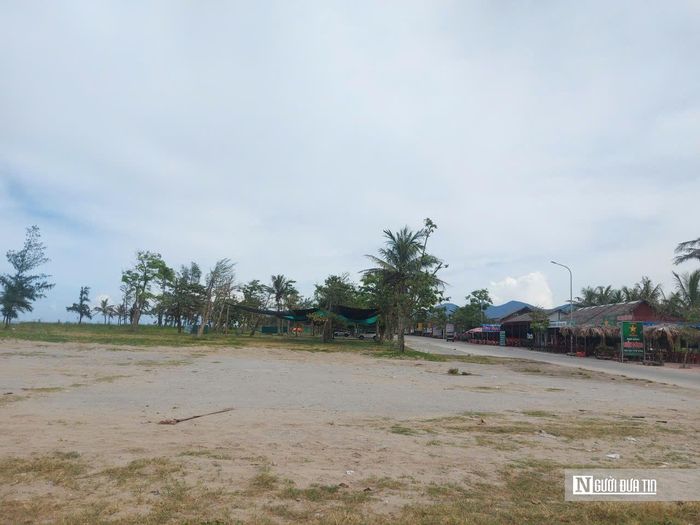 Ngay phía trước có hàng chục ki ốt được người dân dựng lên để tạm thời kinh doanh.
