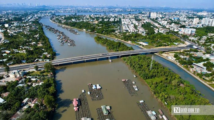 Theo Sở Nông nghiệp và Môi trường Đồng Nai, kết quả quan trắc môi trường giai đoạn 2023-2025 cho thấy chất lượng nước tại khu vực nuôi cá lồng bè đang bị ô nhiễm hữu cơ, dinh dưỡng và vi sinh ở mức đáng lo ngại.