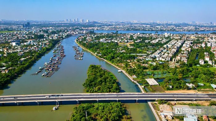 Theo kết quả khảo sát, riêng tại phường Trấn Biên, trên sông Cái – một nhánh của sông Đồng Nai – hiện có 195 hộ dân với 517 nhân khẩu sinh sống trực tiếp trên bè. Khu vực này có tổng cộng 468 bè và 1.422 lồng nuôi cá. Trong khi đó, tại phường Long Hưng có thêm 87 hộ nuôi thủy sản trên các lồng, bè dọc sông Đồng Nai.