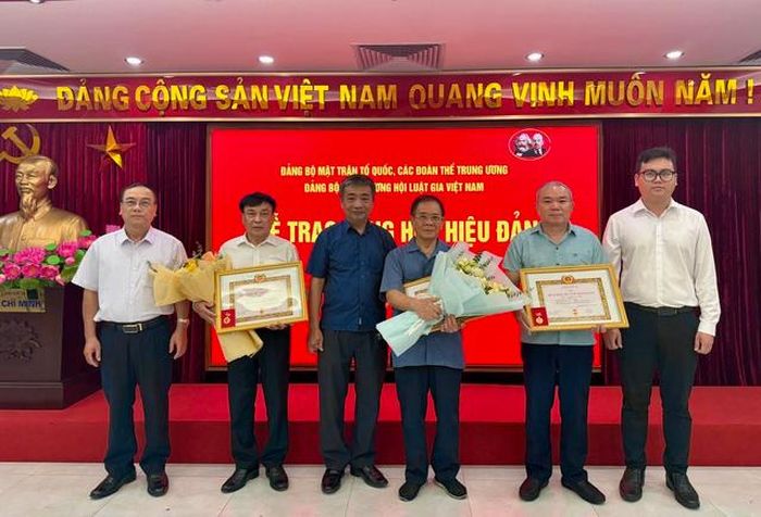 Đại diện Chi bộ tặng hoa chúc mừng.