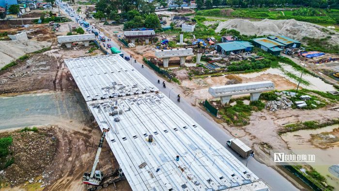 Trong ảnh là khu vực công trường cầu Mai Lĩnh, nhiều mũi thi công được triển khai liên tục. Hiện phần kết cấu chính của cầu đang bám sát tiến độ, trong khi hạng mục cọc khoan nhồi vẫn được triển khai đồng thời.