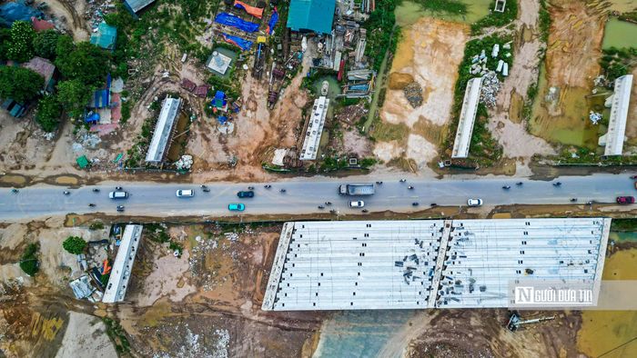 Tại các khu vực đã có mặt bằng sạch, nhà thầu đồng loạt triển khai thi công hệ thống thoát nước, xử lý nền đất, đắp nền đường và các hạng mục hạ tầng kỹ thuật.