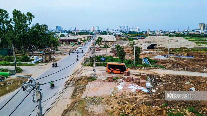 Đồng thời cũng yêu cầu các nhà thầu khi được bàn giao mặt bằng sạch cần huy động đầy đủ nhân lực, phương tiện đẩy nhanh tiến độ để quyết tâm thực hiện thông xe kỹ thuật trước Tết Nguyên đán Đinh Mùi 2027 và hoàn thành toàn bộ dự án trong quý I/2027.
