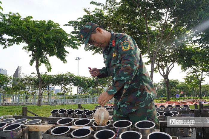 Hàng nghìn quả pháo được sắp xếp ngay ngắn trên trận địa, trong khi hệ thống điều khiển điện tử, kíp nổ và các thiết bị kỹ thuật được rà soát kỹ lưỡng nhằm bảo đảm tuyệt đối an toàn trong suốt quá trình bắn.