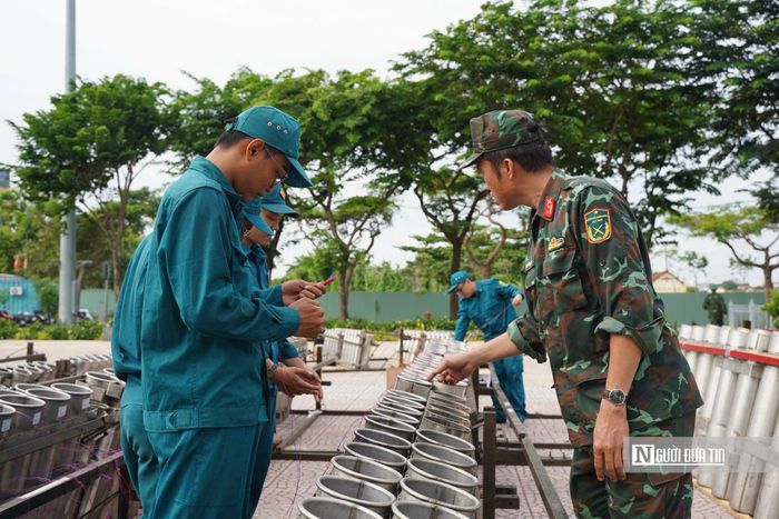 Ghi nhận của phóng viên tại khu vực đầu hầm vượt sông Sài Gòn thuộc phường An Khánh, một trong những trận địa pháo hoa quy mô lớn nhất thành phố, các cán bộ, chiến sĩ thuộc Bộ Tư lệnh Tp.HCM đã phối hợp cùng lực lượng dân quân tự vệ, công an, y tế và phòng cháy chữa cháy triển khai lắp đặt, đấu nối kỹ thuật và kiểm tra an toàn trước giờ khai hỏa.