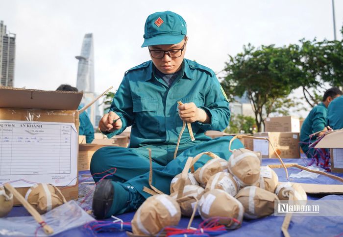 Bên cạnh các hiệu ứng pháo hoa truyền thống, khu vực đầu hầm sông Sài Gòn còn được bổ sung pháo nước - loại pháo tạo hiệu ứng đặc biệt khi bắn xuống mặt sông trước khi vút lên bầu trời, hứa hẹn mang đến những khoảnh khắc mãn nhãn cho người dân và du khách theo dõi từ hai bên bờ sông.