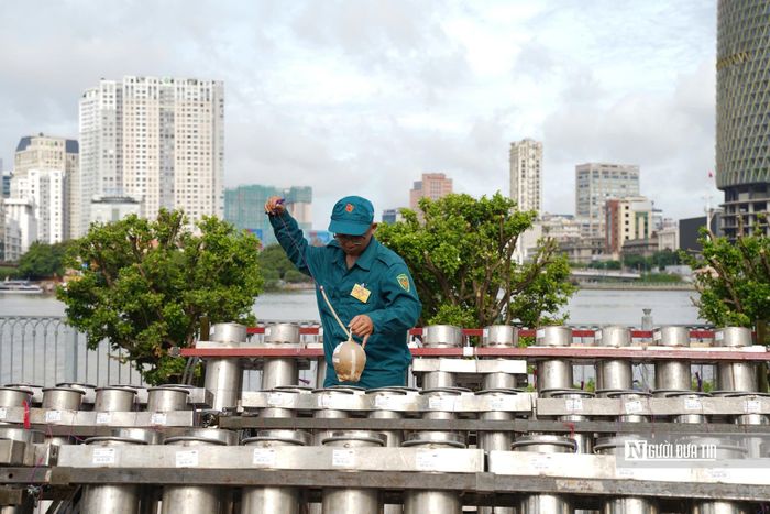 Hàng nghìn quả pháo được sắp xếp ngay ngắn trên trận địa, trong khi hệ thống điều khiển điện tử, kíp nổ và các thiết bị kỹ thuật được rà soát kỹ lưỡng nhằm bảo đảm tuyệt đối an toàn trong suốt quá trình bắn.