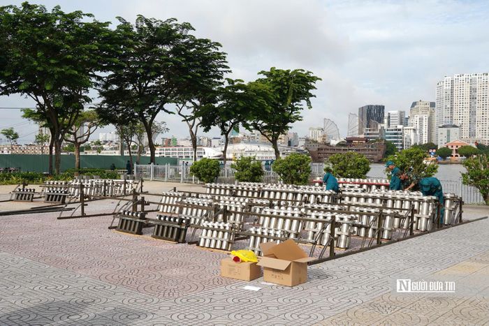 Theo ghi nhận vào trưa ngày 2/7, công tác chuẩn bị tại các trận địa pháo hoa trên địa bàn Tp.HCM đã hoàn tất để sẵn sàng cho màn trình diễn ánh sáng chào mừng kỷ niệm 50 năm Ngày Thành phố Sài Gòn - Gia Định vinh dự chính thức mang tên Chủ tịch Hồ Chí Minh.