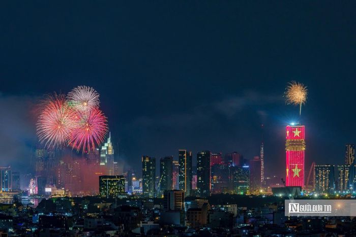 Năm điểm bắn pháo hoa tầm cao kết hợp tầm thấp được bố trí tại khu vực đầu hầm sông Sài Gòn (phường An Khánh), khu trung tâm thành phố mới (phường Bình Dương), quảng trường Tam Thắng (phường Vũng Tàu), Khu di tích lịch sử Địa đạo Củ Chi và khu đô thị du lịch lấn biển Cần Giờ. Bên cạnh đó, 11 điểm bắn pháo hoa tầm thấp được bố trí trải rộng trên địa bàn thành phố nhằm tạo điều kiện để đông đảo người dân có thể thưởng thức màn trình diễn ánh sáng trong dịp lễ đặc biệt của thành phố mang tên Bác. (Ảnh pháo hoa tại Tòa tháp Saigon Marina IFC và khu vực đầu hầm sông Sài Gòn dịp 30/4/2026)