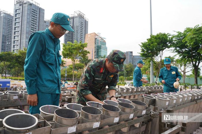 Trung tá Nguyễn Văn Dũng, Trưởng Ban Quân khí, Phòng Hậu cần - Kỹ thuật, Bộ Tư lệnh Tp.HCM, cho biết, tổng số pháo hoa được sử dụng tại 16 điểm bắn lần này gồm 2.840 quả pháo tầm cao, 360 quả pháo tầm thấp, 1.200 giàn pháo tầm thấp cùng hơn 12.000 ống hỏa thuật các loại. Riêng trận địa pháo hoa tại đầu hầm sông Sài Gòn được bố trí 1.200 quả pháo tầm cao, 60 giàn pháo tầm thấp và 30 giàn hỏa thuật, trở thành điểm bắn có quy mô lớn nhất trong đợt kỷ niệm năm nay. Đáng chú ý, toàn bộ hệ thống tại điểm bắn này được vận hành hoàn toàn tự động. Chỉ với một lần kích hoạt, toàn bộ trận địa sẽ đồng loạt khai hỏa theo chương trình được lập trình sẵn trong 15 phút.