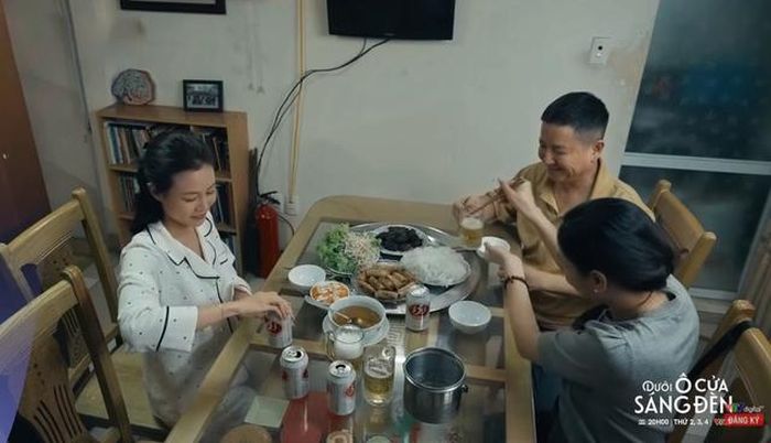 Diệu thông báo với bố việc ly hôn trong tập 19 phim Dưới ô cửa sáng đèn. Ảnh: VFC.