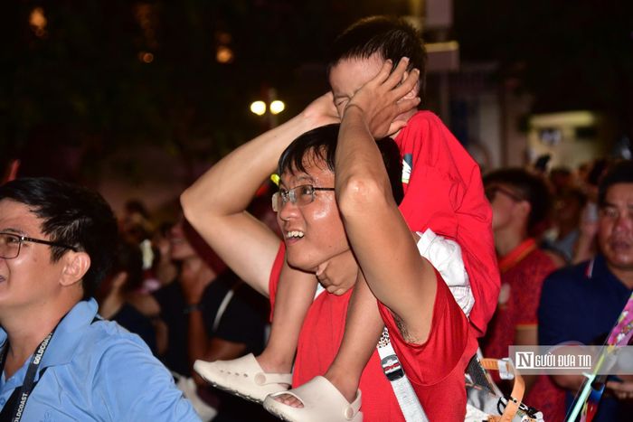 Nhiều gia đình đưa theo trẻ nhỏ đến thưởng thức pháo hoa, trong khi các bạn trẻ tranh thủ ghi lại những khoảnh khắc đáng nhớ bằng điện thoại và máy ảnh. Không ít người lựa chọn lưu giữ hình ảnh cùng bạn bè, người thân với phông nền là những chùm pháo hoa rực rỡ phía sau.