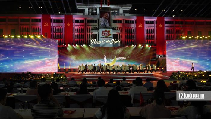 Chương trình dàn dựng với nhiều nội dung sâu sắc về cuộc đời, hành trình ra đi tìm đường cứu nước của Bác.