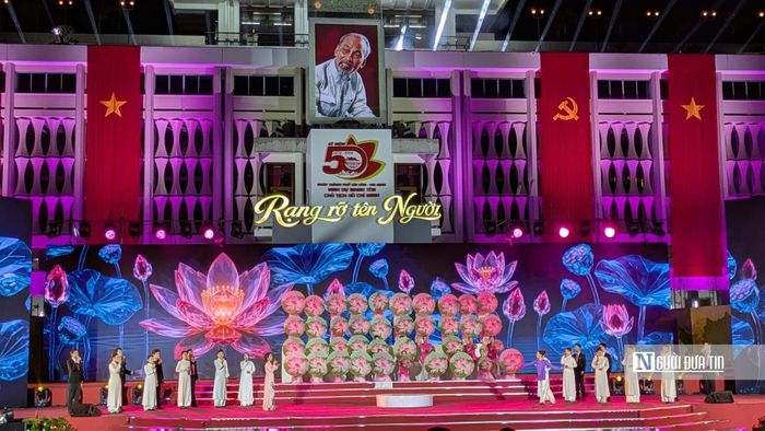 Chương trình nghệ - chính luận “Rạng rỡ tên Người” tại Hội trường Thống Nhất.