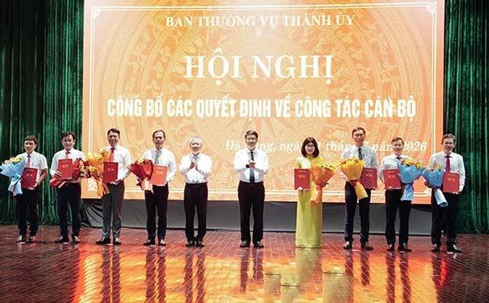 Ban Thường vụ Thành ủy Đà Nẵng công bố quyết định điều chuyển loạt cán bộ chủ chốt.