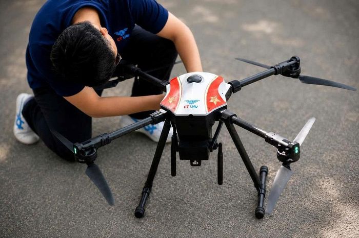Kỹ sư CT UAV kiểm tra thiết bị trước khi vận hành.