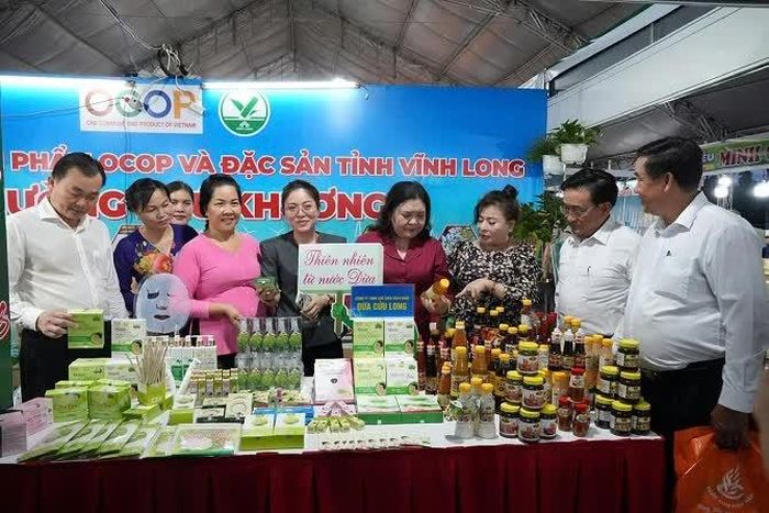 Đại biểu tham quan các gian hàng triển lãm tại hội chợ.